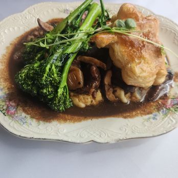 Carnivore & The Queen - Boeuf Bourguigon - Supper Clubs Near Me - Downers Grove, Illinois Carnivore & The Queen - Boeuf Bourguigon - Supper Clubs Near Me - Downers Grove, Illinois