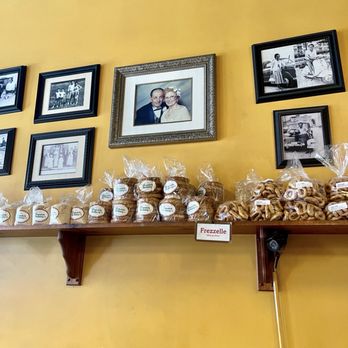 D'amato's Bakery - Bakeries Near Me - Chicago, Illinois