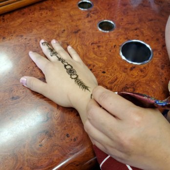 Bonitaa Threading - Rita doing henna - Threading Services Near Me - Lynwood, California