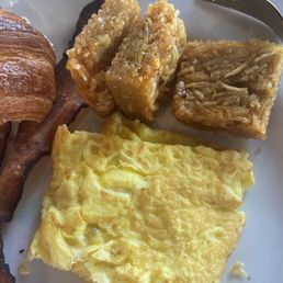 Burnt scrambled eggs (!) and deep fried squares of "hash browns".