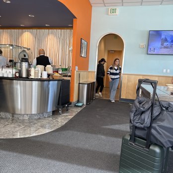 Golden Gate Lounge - Bathroom waiting - Airport Lounges Near Me - San Francisco, California Golden Gate Lounge - Bathroom waiting - Airport Lounges Near Me - San Francisco, California