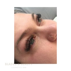 Blades & Beauty Cosmetics Bar - Full set of Volume lashes