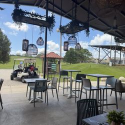 Hoyo 19 Restaurant and Market - Dining area