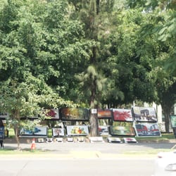 Glorieta Chapalita - Se venden cuadros los domingos.