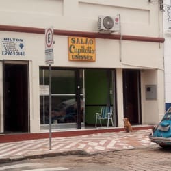 Salão Capitólio Unissex - Fachada do salão com o Fred-dog-querido montando guarda na calçada.