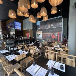 Mian Sichuan Noodles & Dumplings - Bamboo chair!