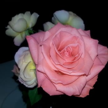 Madeline's - Pretty flowers on the table - New American Near Me - Cambria, California