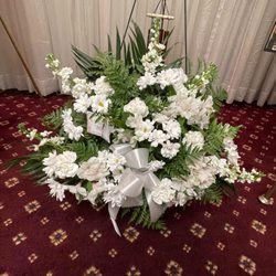 Colonial Florist - I ordered a deluxe and this is what was sent to for my Aunt's funeral. A pic was sent by my cousin since I couldn't be there. Pathetic