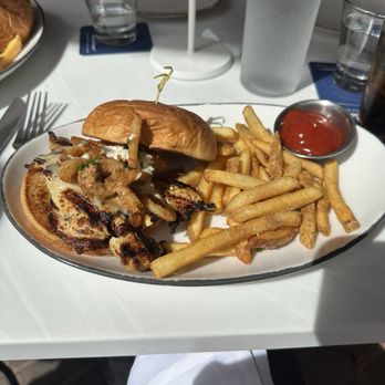 Tommy Bahama Marlin Bar - Chicken sandwich - New American Near Me - Charlotte, North Carolina Tommy Bahama Marlin Bar - Chicken sandwich - New American Near Me - Charlotte, North Carolina