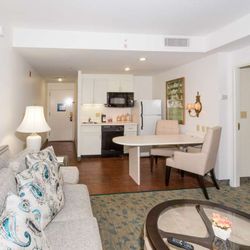 Hampton Inn & Suites Amelia Island-Historic Harbor Front - Guest room