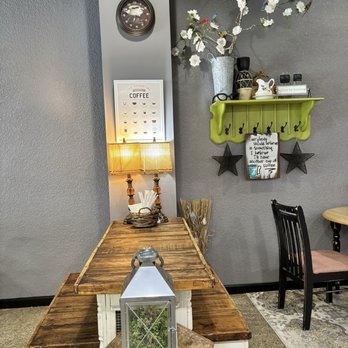 The 905 Cafe - One of the tables with decor. - Coffee & Tea Near Me - Melbourne, Florida
