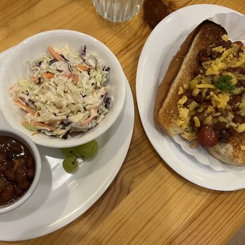 Chilkoot Trail Outpost - Beef chili dog - Bed & Breakfast Near Me