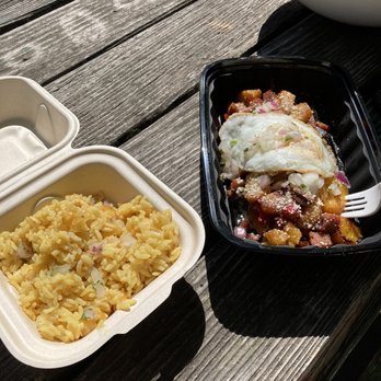 Cafe Racer Kitchen - a plate of macaroni and cheese and a container of macaroni and cheese on a picnic table - Food Trucks Near Me - Minneapolis, Minnesota