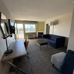 Holiday Inn Express Mackinaw City - Suite living room