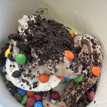 Cyber Yogurt - Vanilla Yogurt & Oreo Yogurt w Oreo + M & M bits topping - Ice Cream & Frozen Yogurt Near Me - El Monte, California