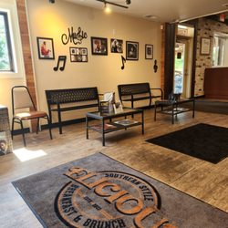 Elicious - Waiting area