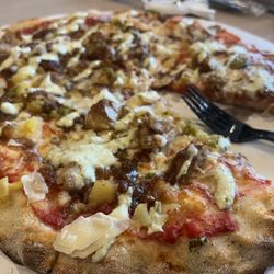 One Barrel Brewing - Hawaiian Pizza, replace bbq sauce with red.