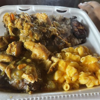D Chill Spot - Small Curry Chicken Platter with Mac N Cheese - Caribbean Near Me - Rocky Mount, North Carolina