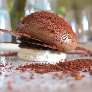 Le Kitchen Café - Mousse aérienne de chocolat noir, glace cardamone, grue cacao croustillant et chocolat blanc onctueux. - French Near Me - Lyon, 69