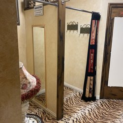 Second Ave Clothing - Dressing rooms
