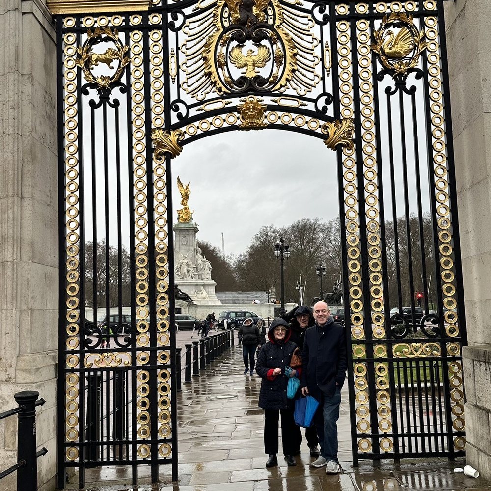 Buckingham Palace - Buckingham Palace grounds - Landmarks & Historical Buildings Near Me - London, XGL