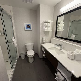 Hampton Inn Big Bear Lake - Bathroom - Hotels Near Me - Big Bear Lake, California