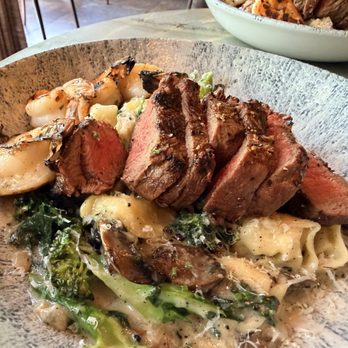 Earls Kitchen + Bar - Cocktail Bars Near Me - Honolulu, Hawaii