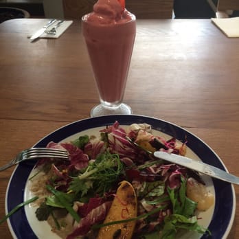 Flax & Kale - Ensalada golden apple vs. black garlic; Teresa's favorite smoothie - Spanish Near Me - Barcelona, B