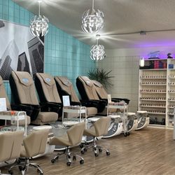 T&T Nails - Pedicure chairs