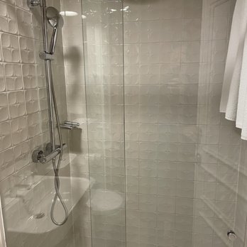Axel - Rain shower - Hotels Near Me - Barcelona, B