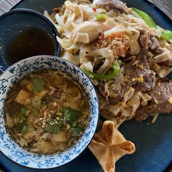 Sip Saam Thai - Drunken noodles (lunch combo) - Thai Near Me - San Antonio, Texas Sip Saam Thai - Drunken noodles (lunch combo) - Thai Near Me - San Antonio, Texas