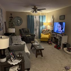 Castle Court Apartments - Cozy livingroom