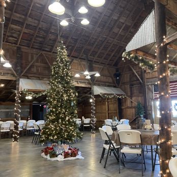Whiskey Springs - the inside of a barn decorated for christmas - American Near Me - Hamburg, Iowa Whiskey Springs - the inside of a barn decorated for christmas - American Near Me - Hamburg, Iowa