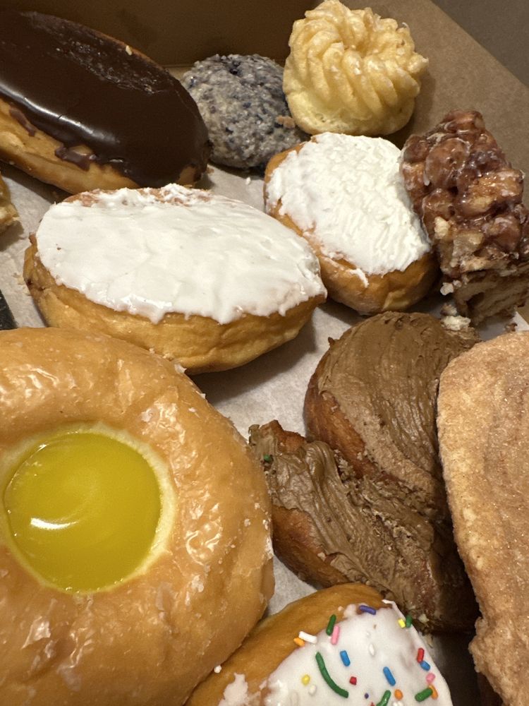 Sweet Kneads Cannon Falls Logo