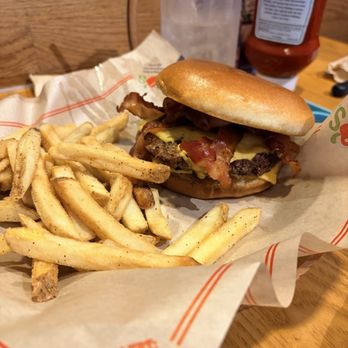Chili's - American Near Me - Vista, California