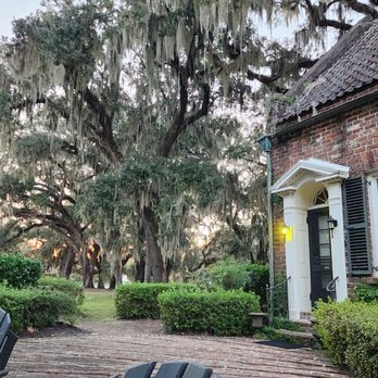 Mansfield Plantation - Fire pit area in front of two more rooms - Bed & Breakfast Near Me - Georgetown, South Carolina