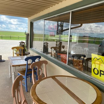 Arbuckle Mountain Fried Pies - Some cute lil outdoor seating - Bakeries Near Me - Tonkawa, Oklahoma