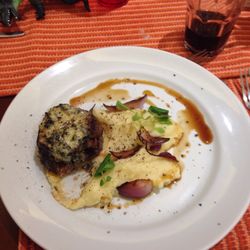 La Pasta Gialla - O mignon com crosta de gorgonzola acompanhado de purê de batata e cebola cristalizada. Uma delicia!