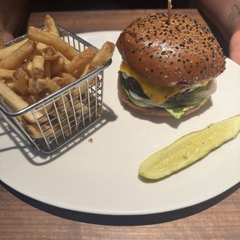 Yard House - Classic Cheese Burger - Bars Near Me - Tampa, Florida Yard House - Classic Cheese Burger - Bars Near Me - Tampa, Florida