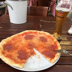 Rathaus Piazza - Das ist die Pizza, deren letztes Viertel ich nicht mehr schaffte und deren Rest beinahe auf dem Nachbartisch landete.