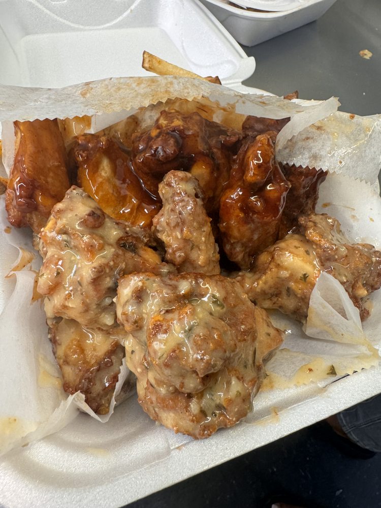 Top Shelf Bistro & Wings Logo