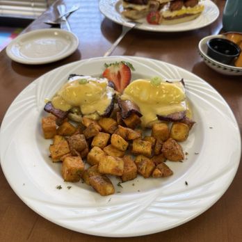 Zenaida's Cafe - Eggs Benedict All Day Breakfast - Cafes Near Me - Las Vegas, Nevada