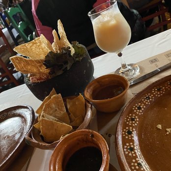 La Gruta - Chips, salsa, chicharron with guacamole - Mexican Near Me - Teotihuacán de Arista, MEX