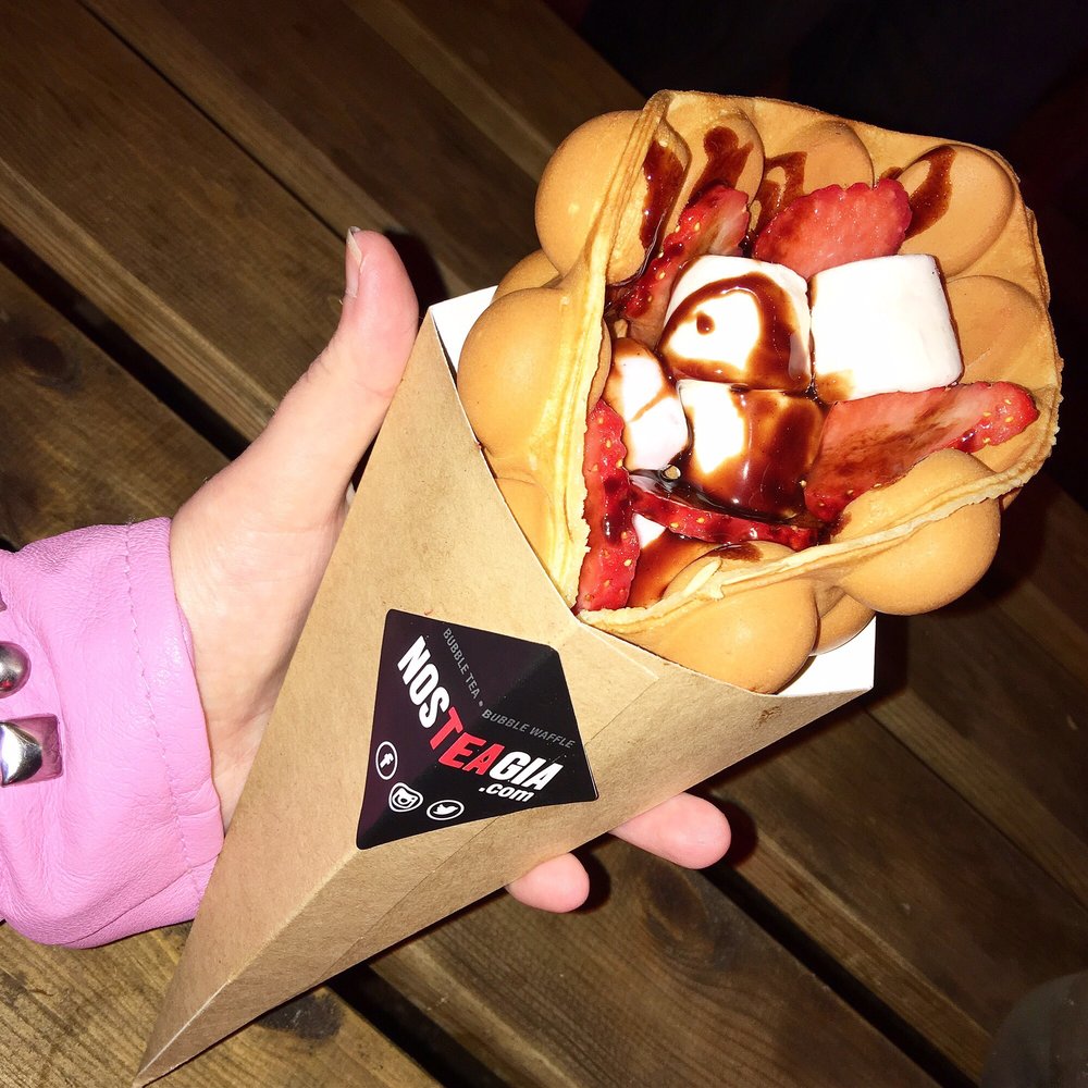 Nosteagia - Bubble waffle with marshmallow, strawberry and chocolate sauce - Desserts Near Me - London, XGL Nosteagia - Bubble waffle with marshmallow, strawberry and chocolate sauce - Desserts Near Me - London, XGL