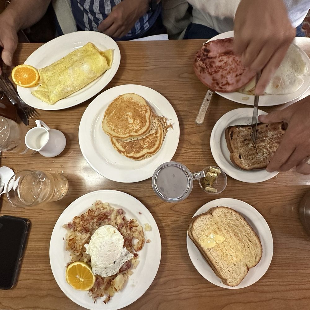 Rounds Restaurant - Western omelette, pancakes, corned beef hash, Stan's breakfast - Breakfast & Brunch Near Me - Traverse City, Michigan Rounds Restaurant - Western omelette, pancakes, corned beef hash, Stan's breakfast - Breakfast & Brunch Near Me - Traverse City, Michigan
