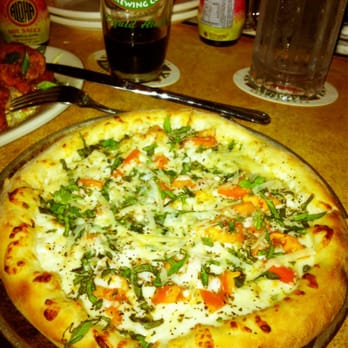 Kona Brewing - Puako pie: mozzarella, fresh garlic, basil, tomatoes & parmesean - Pubs Near Me - Honolulu, Hawaii Kona Brewing - Puako pie: mozzarella, fresh garlic, basil, tomatoes & parmesean - Pubs Near Me - Honolulu, Hawaii