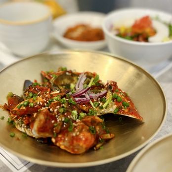 Uning eshagidagi sikdan nola qiladi