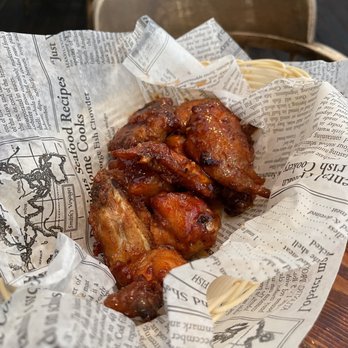 Flying Beaver Bar - Chicken wings 5/5 (sweet and spicy or smth) Pretty good, no complaints. - Pubs Near Me - Richmond, British Columbia
