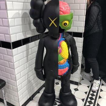 GéGé Barber - Kaws sculpture - Barbers Near Me - Paris, 75 GéGé Barber - Kaws sculpture - Barbers Near Me - Paris, 75