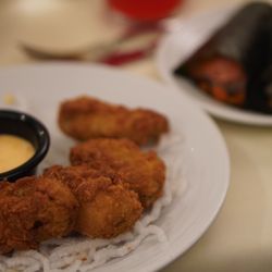 Fried oysters paired with garlic aoli sauce *5/2025